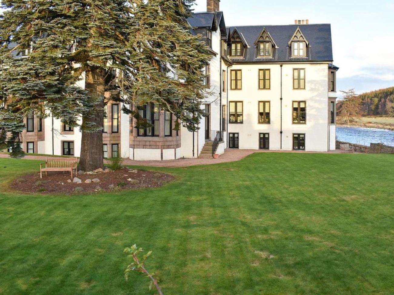 Lovely 2 Bedroom In On The River Dee Apartment *